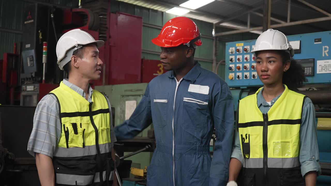 蓝领工人在金属厂工作。