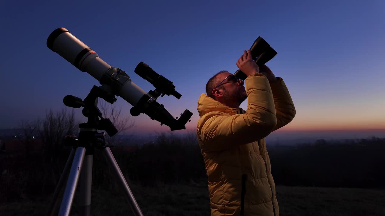 业余天文学家，用望远镜和双筒望远镜观察夜空，观察行星、恒星、月亮和其他天体。