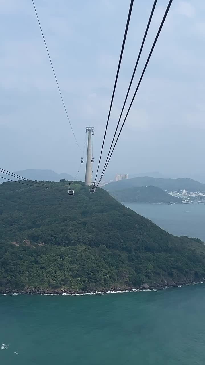 下图是在受欢迎的汉托姆岛的安托伊镇的港口里，一排排的传统渔船。越南富国岛缆车越南富国岛著名的缆车，最长的缆车