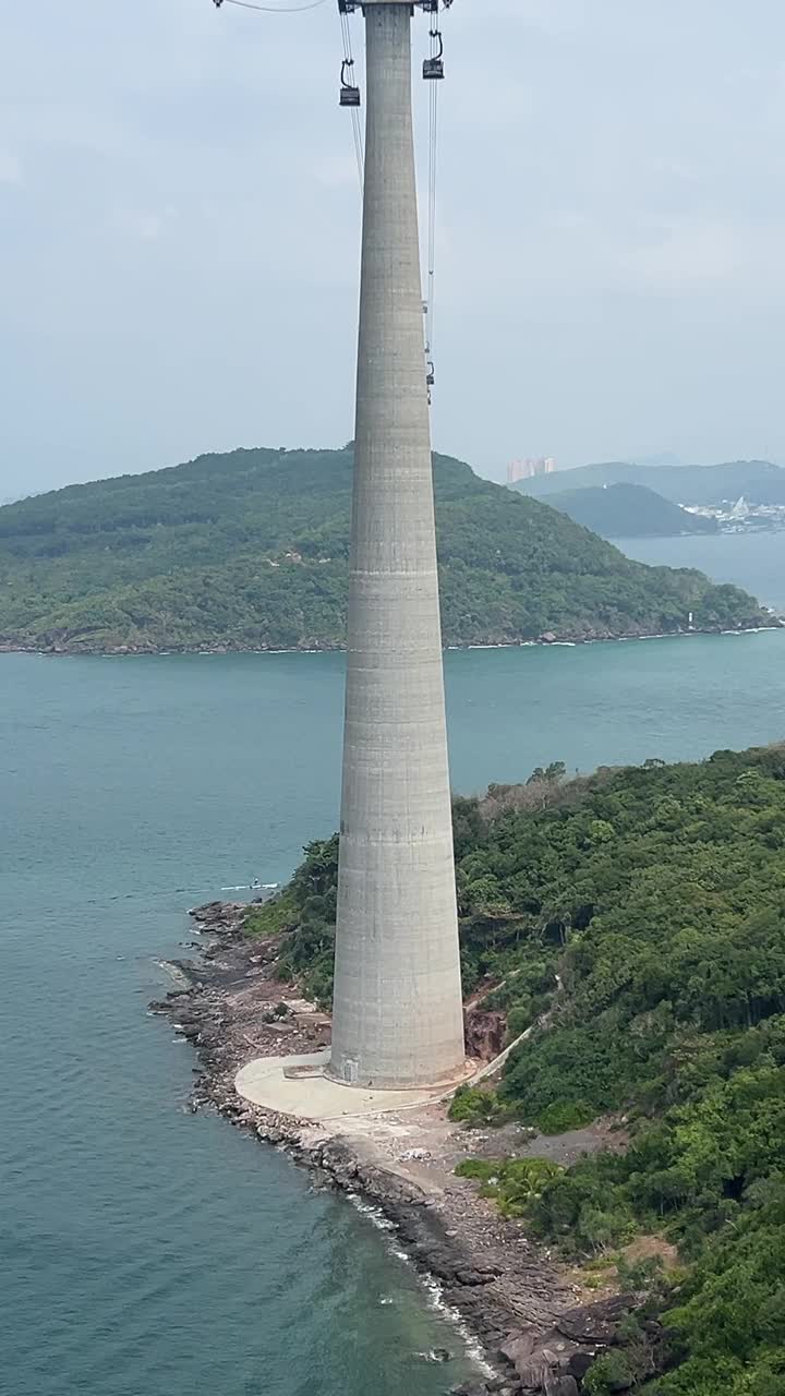 下图是在受欢迎的汉托姆岛的安托伊镇的港口里，一排排的传统渔船。越南富国岛缆车越南富国岛著名的缆车，最长的缆车