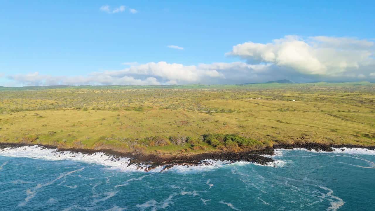 鸟瞰美国夏威夷卡穆埃拉岛的岩石海岸和海边。