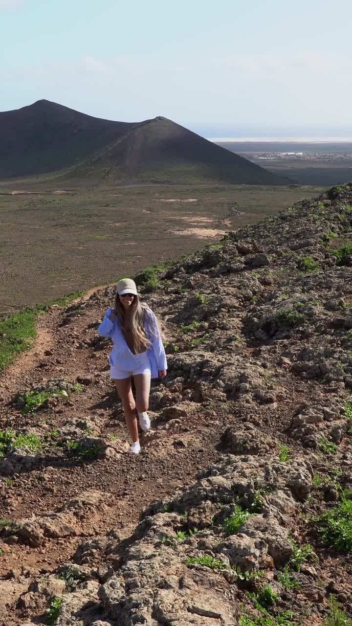 金发游客穿过火山平原
