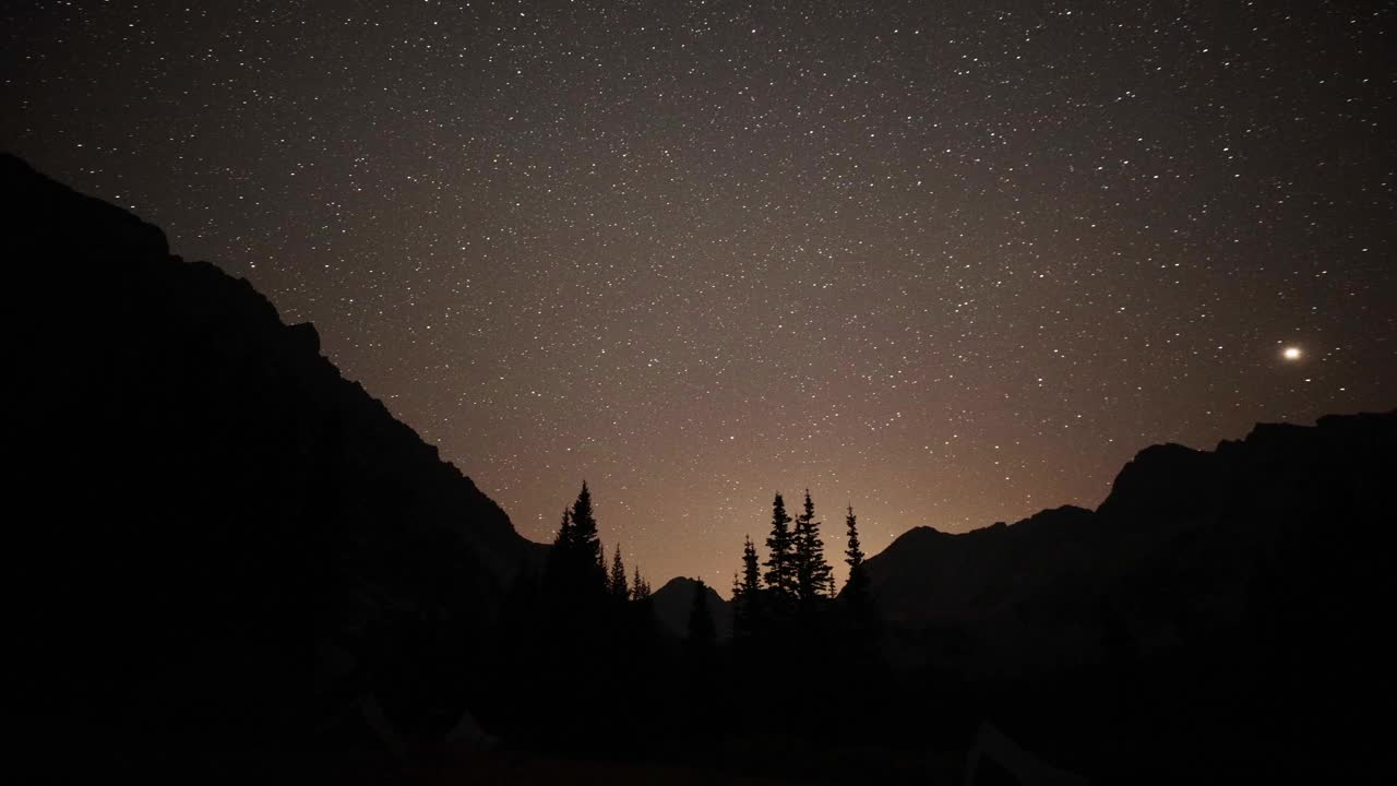 在蒙大拿的秋天，高海拔的星星和山脉的时间间隔