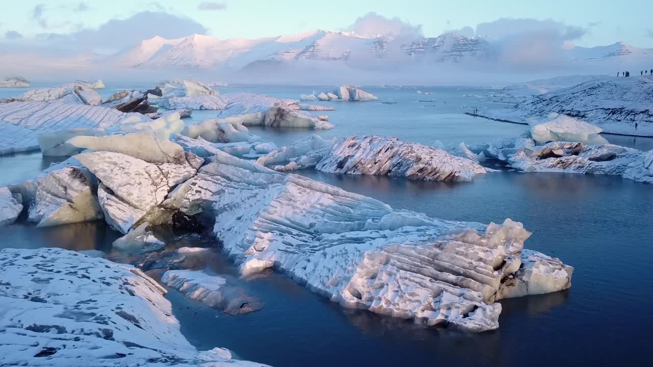 鸟瞰图飞越冰岛Jokulsarlon冰川泻湖的冰山