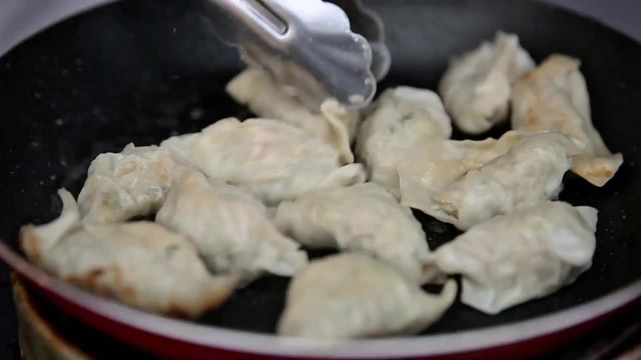 炸油条直到背后，街头小吃