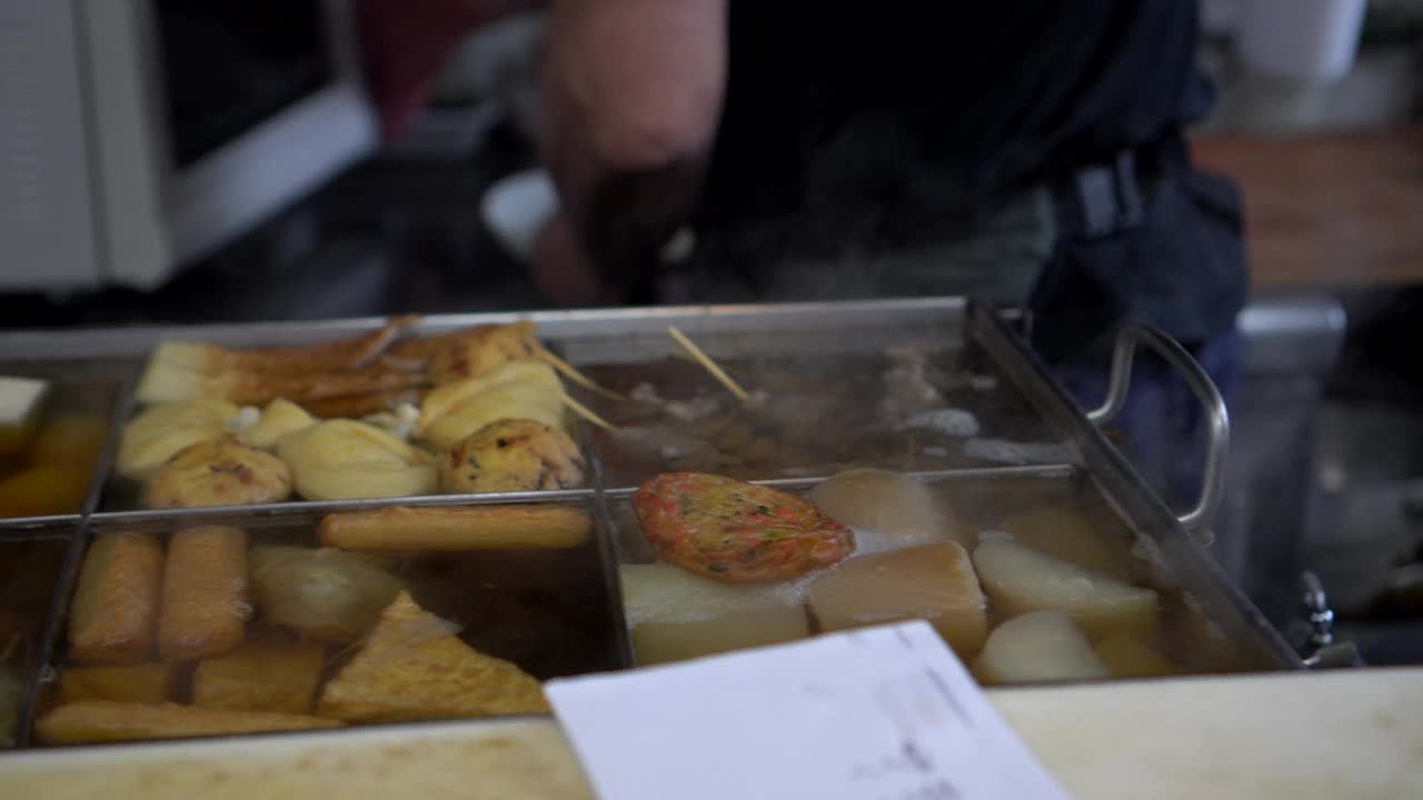 日本厨师准备暖秋水煮菜，煮鱼饼，厨师切豆腐和食材，供4k食用