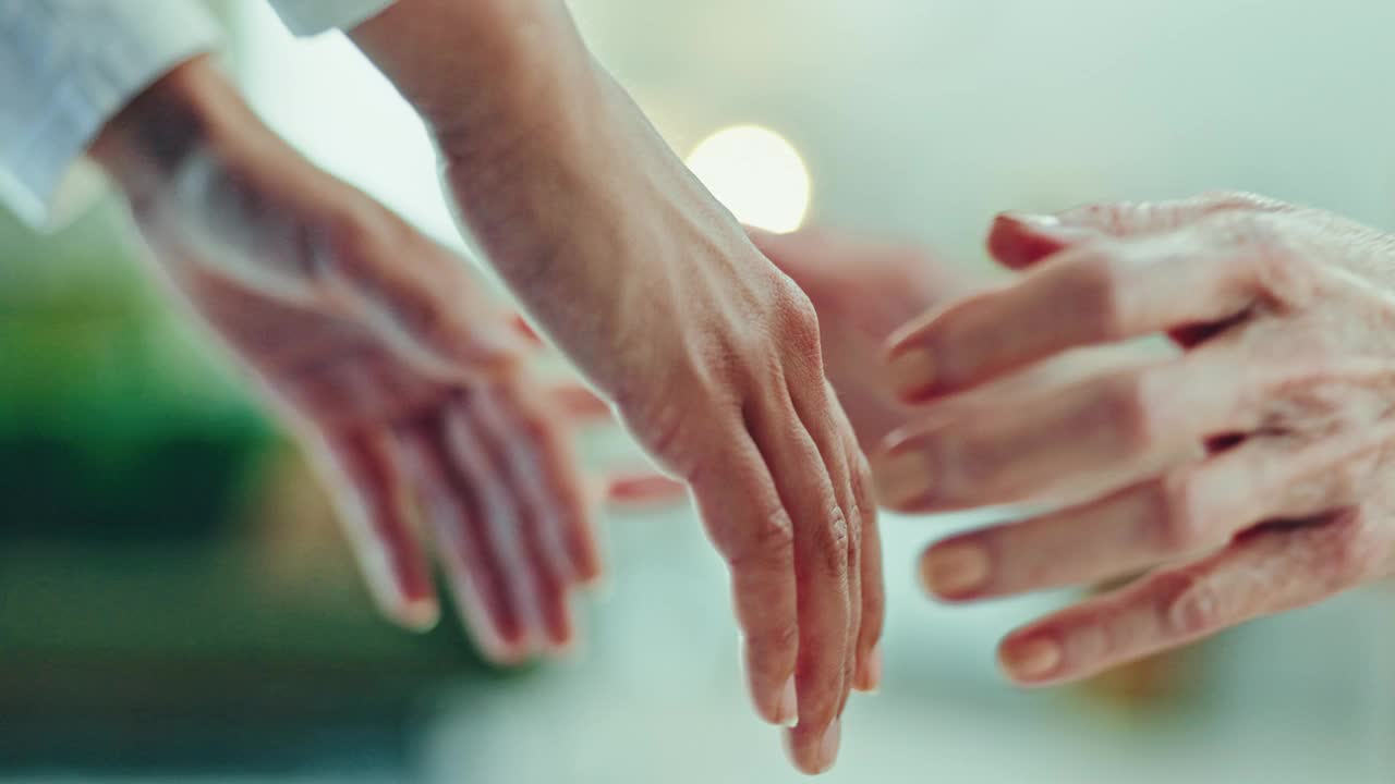 照顾者，年长的女性，在癌症后牵手给予支持，同情和希望。护士，老年病人和安慰的特写善良，医疗帮助和信任，保健和康复