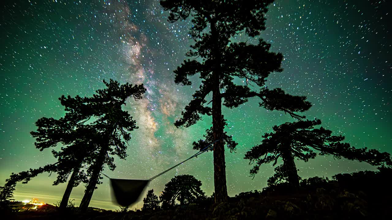 银河在森林营地上空划过夜空