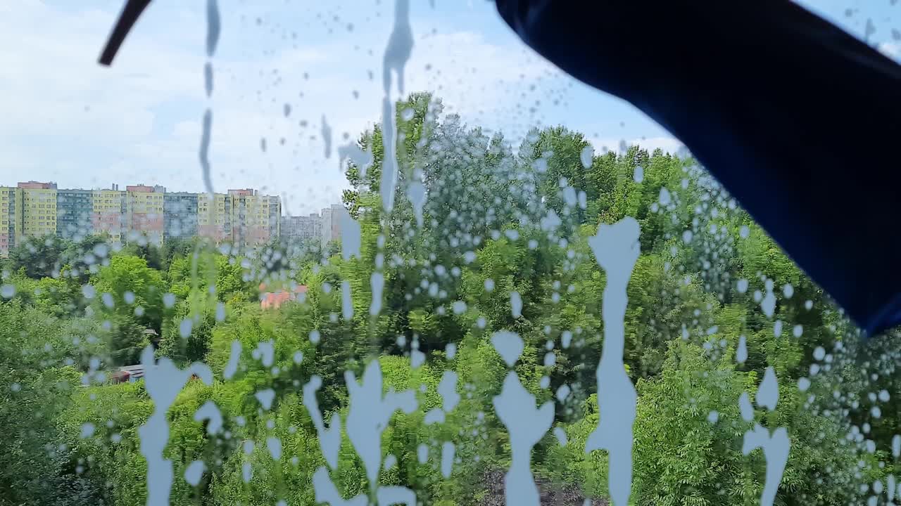 清洗窗户。清洁服务
