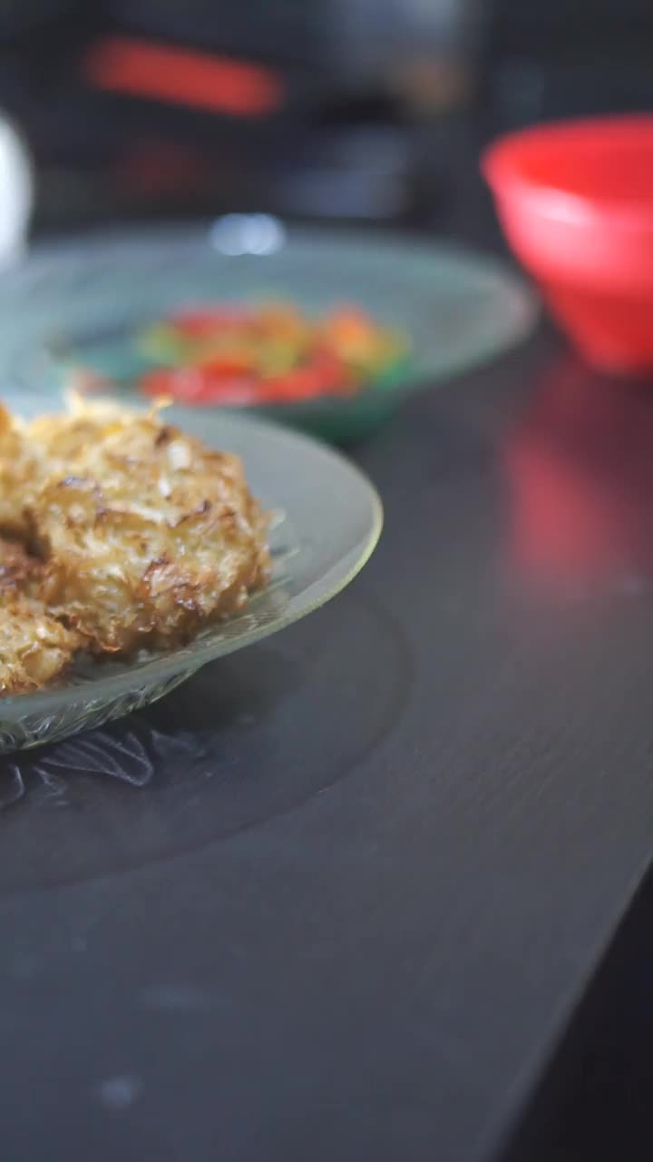 炒白菜，热腾腾的放在典型的印尼餐盘上