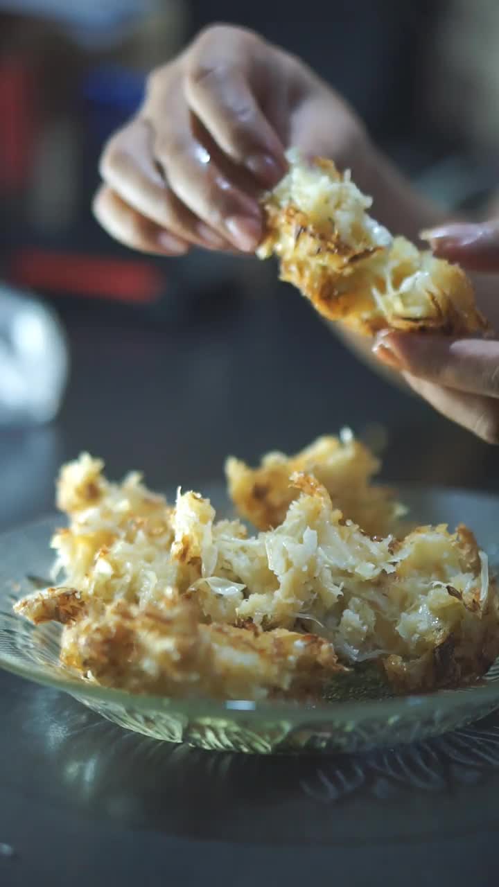 炒白菜，热腾腾的放在典型的印尼餐盘上