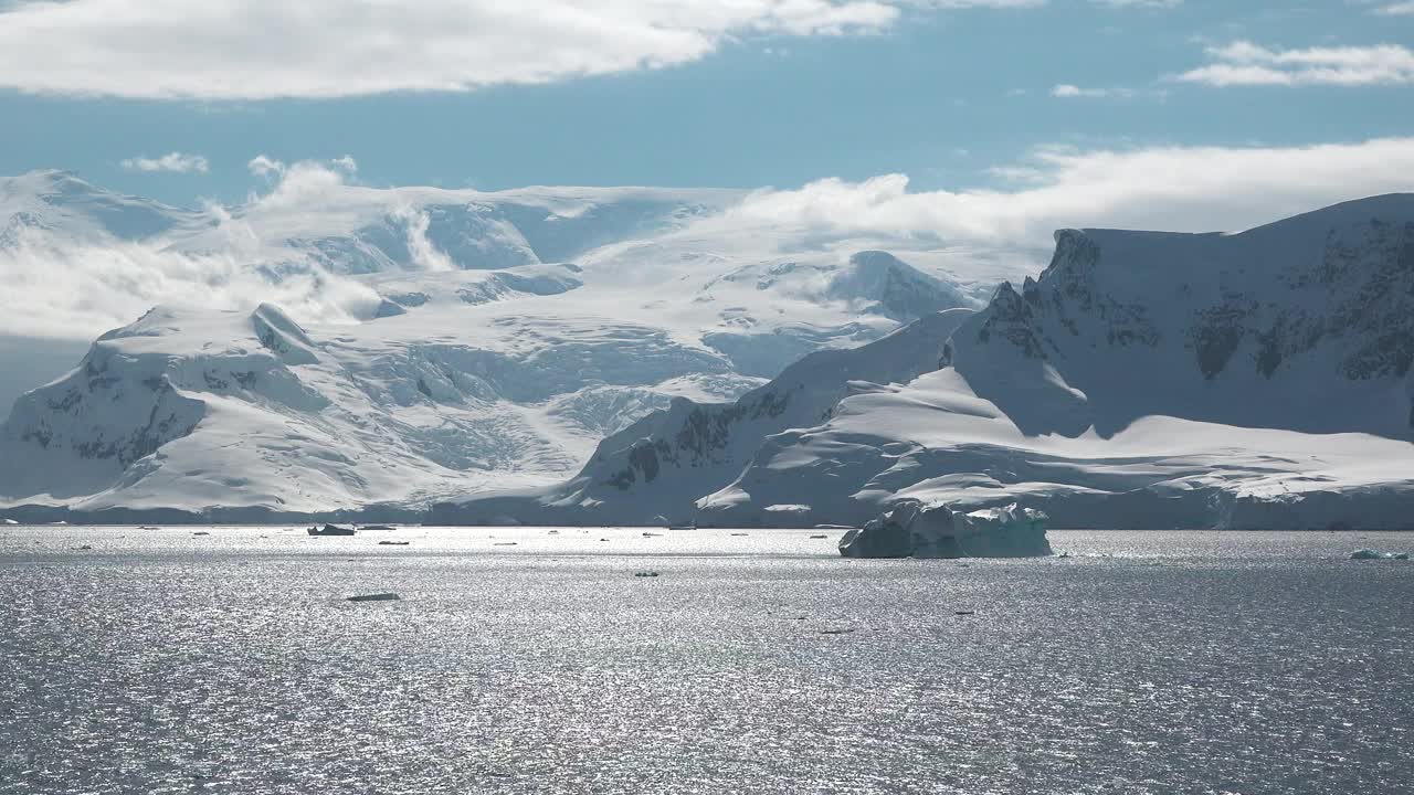 近距离极地海景与冰山在大洋湾。海岸的雪山。北极融化的冰湾。全球变暖环境保护。电影中南极的气候变化