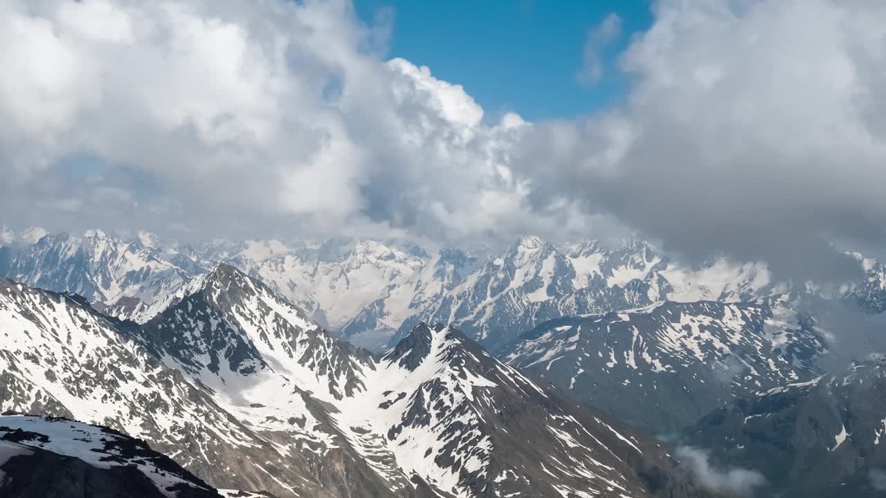 空中飞行穿过山云，飞越美丽的雪峰和冰川。