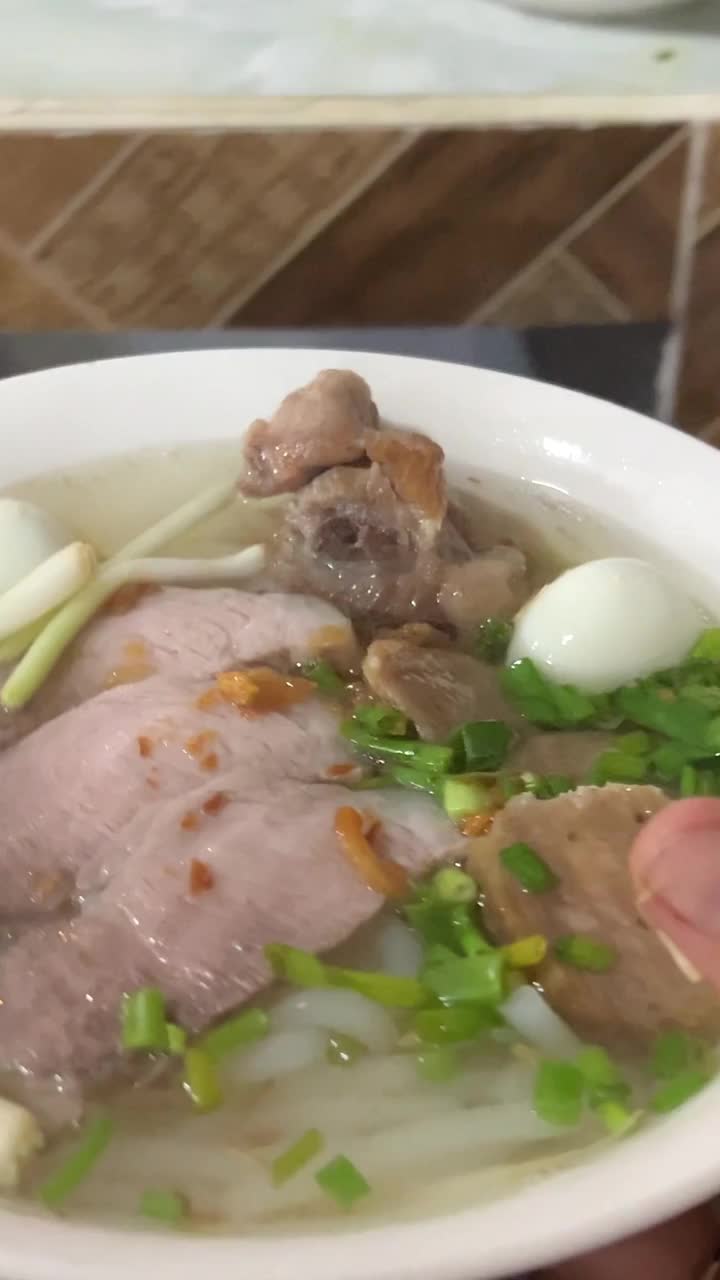 黑胡椒汤越南粉鸡肉面越南粉营养健康食品与蔬菜和香草香料在木板上。脱毛鸡剩菜健康饮食理念。粉面、拉面、汤面。