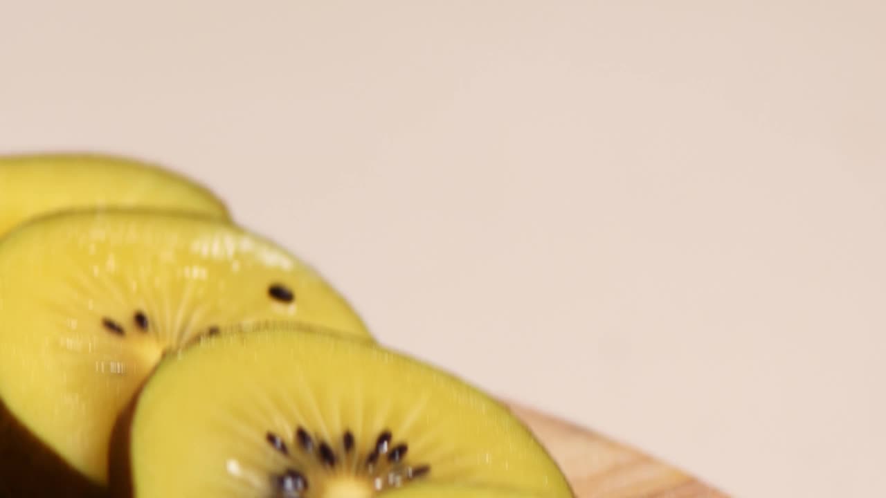 猕猴桃，切成薄片。