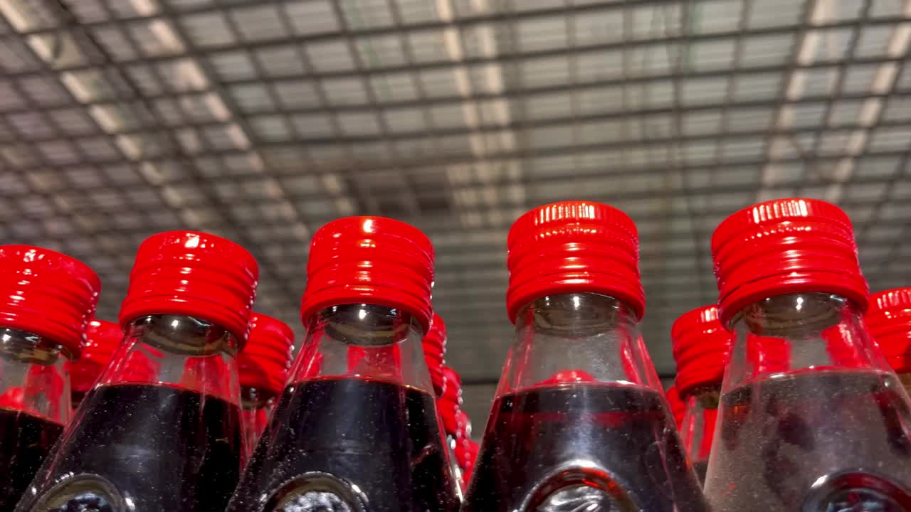 许多红色盖子的透明玻璃瓶装着酱油、橄榄油、香醋