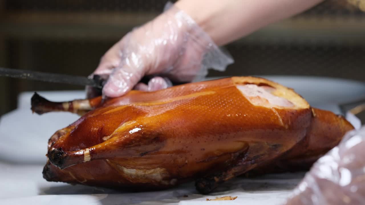 主厨手煎北京烤鸭。准备传统的中国食物。慢动作