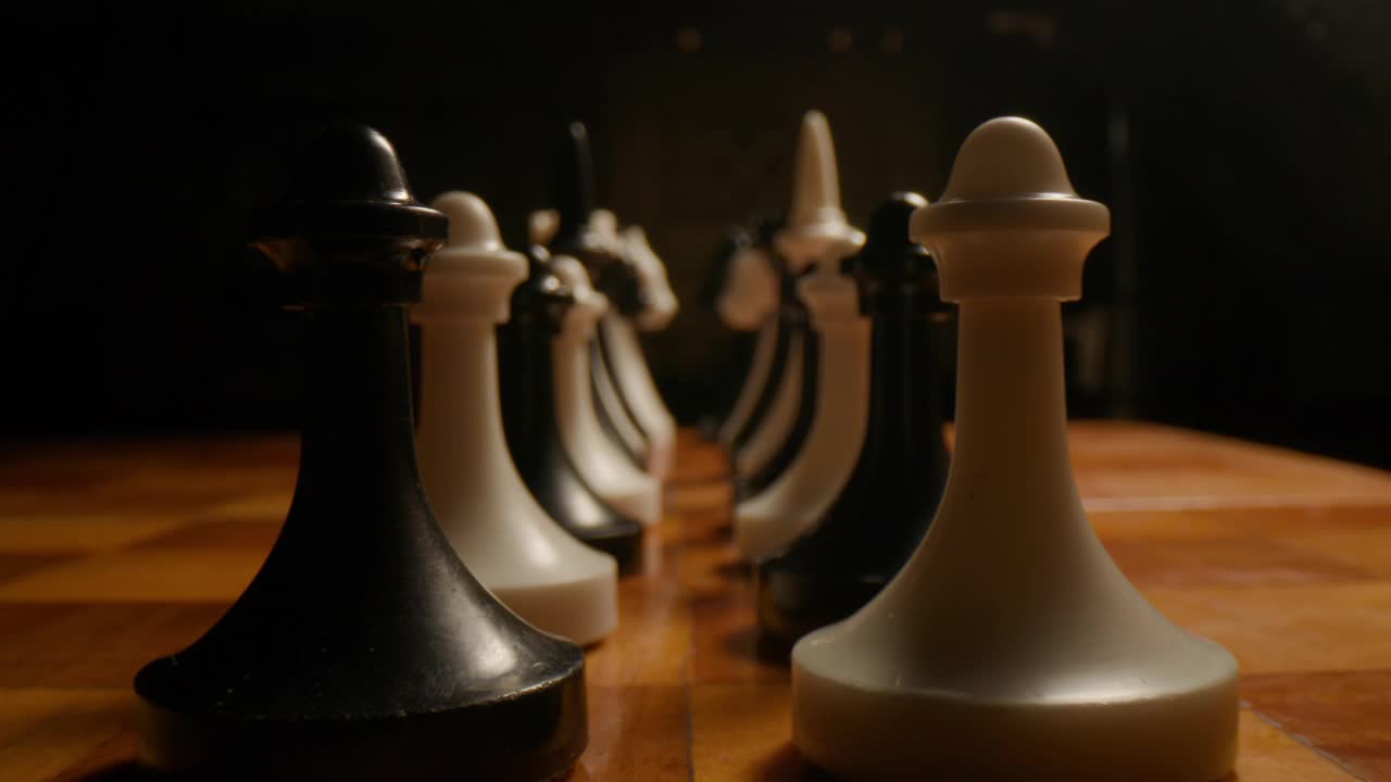 战略棋盘与国际象棋多莉拍摄