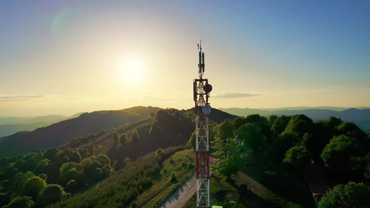 在美丽的橙色日落背景下，高山高海拔的高电信基站天线