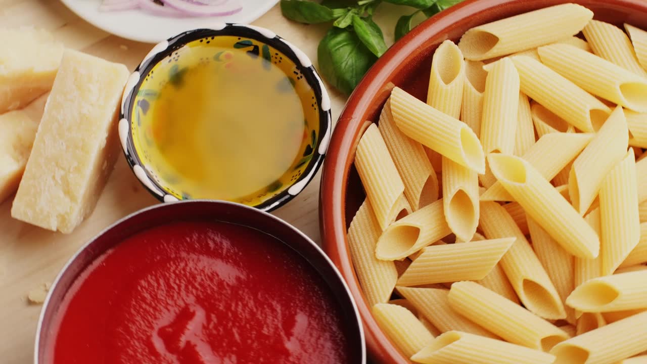 詳情圖-彩色圖案的意大利面食、番茄、醬料、通心粉食材、橄欖油香料和羅勒，俯覽美食概念。