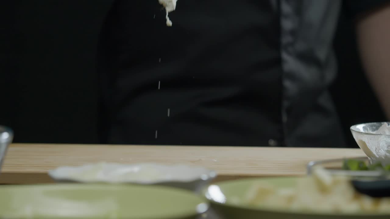一块块裹着面粉的鸡肉落在砧板上