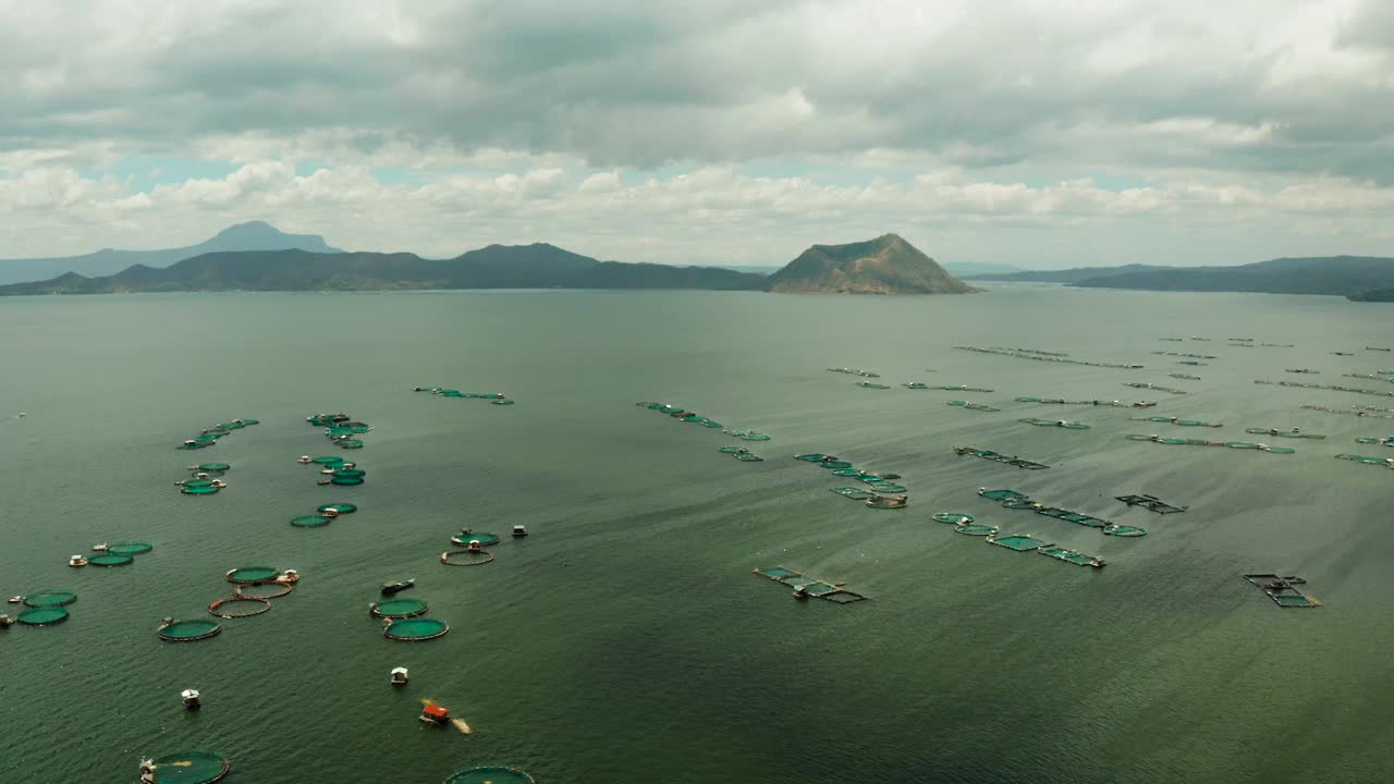 湖中的塔尔火山。Tagaytay、菲律宾。