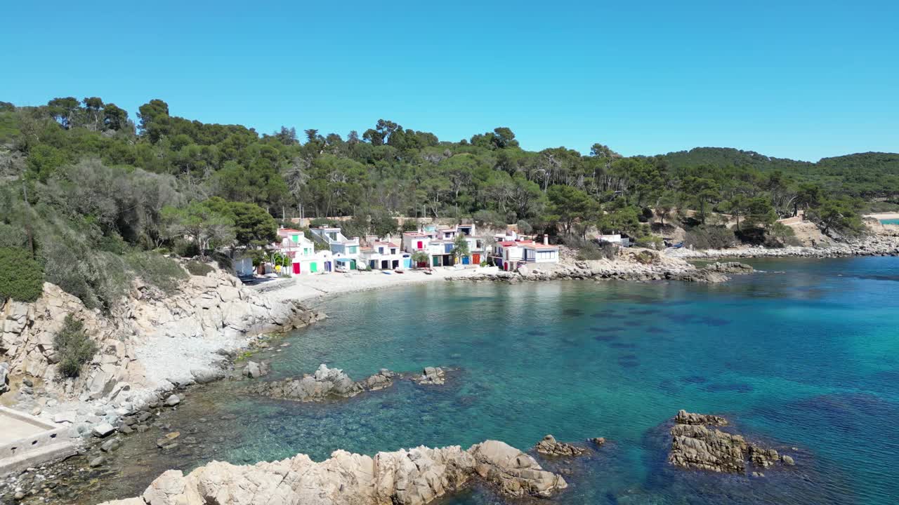 Cala S'alguer，地中海渔民的房子和迷人的海滩，周围是传统的白色渔民的建筑，在一个岩石海滩的海滨。Palamos,