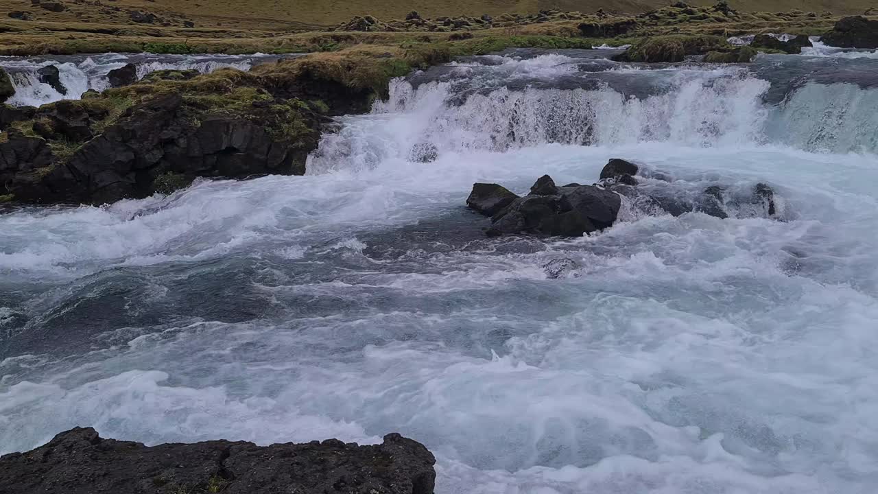 冰川河在冰岛的景观，淡水流动，瀑布之间的火山岩