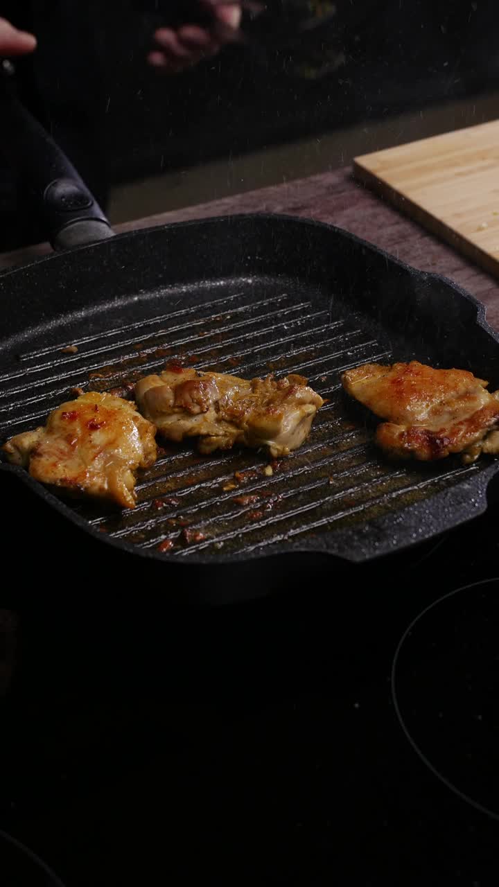 多汁的火鸡肉是在黑色烤锅里烤的
