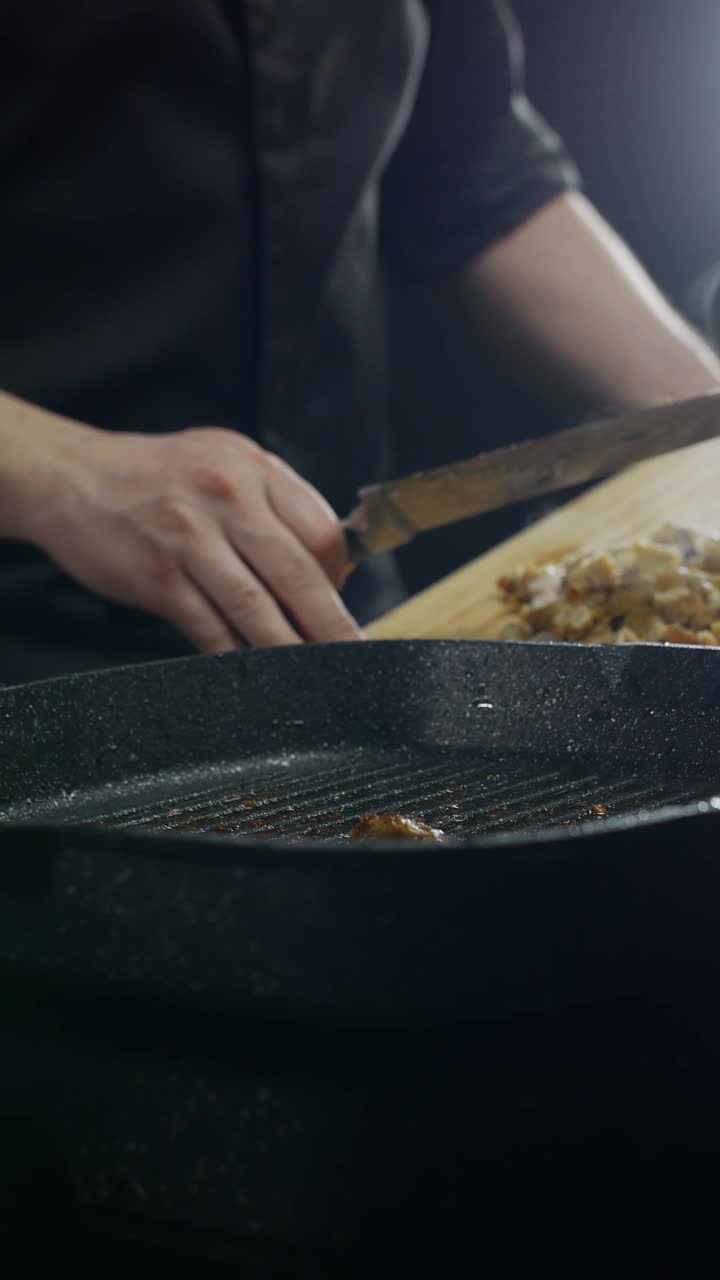 撒了香料的鸡肉片落进锅里。