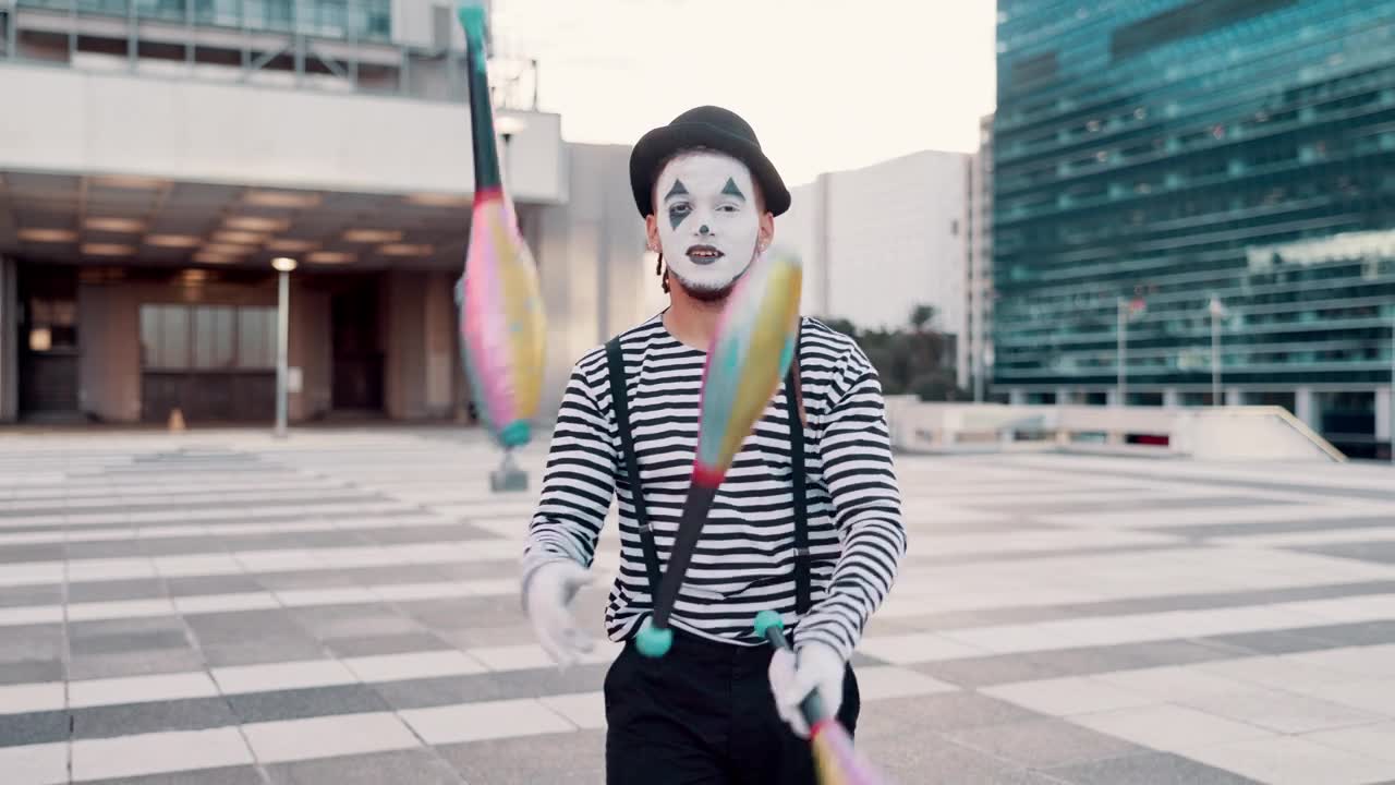 詳情圖-雜耍，啞劇和男人在城市馬戲團(tuán)，娛樂和創(chuàng)意行為在城市城鎮(zhèn)。街頭表演者、戲劇演員和穿著戲服的人在節(jié)日、嘉年華和表演中變戲法