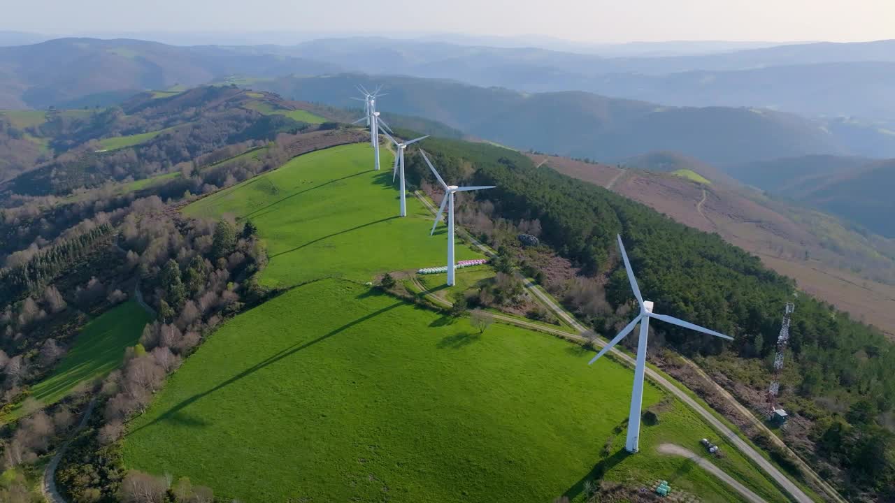 可持续性能源，位于西班牙加利西亚丰萨格拉达镇附近山区的风力发电厂。空中拍摄