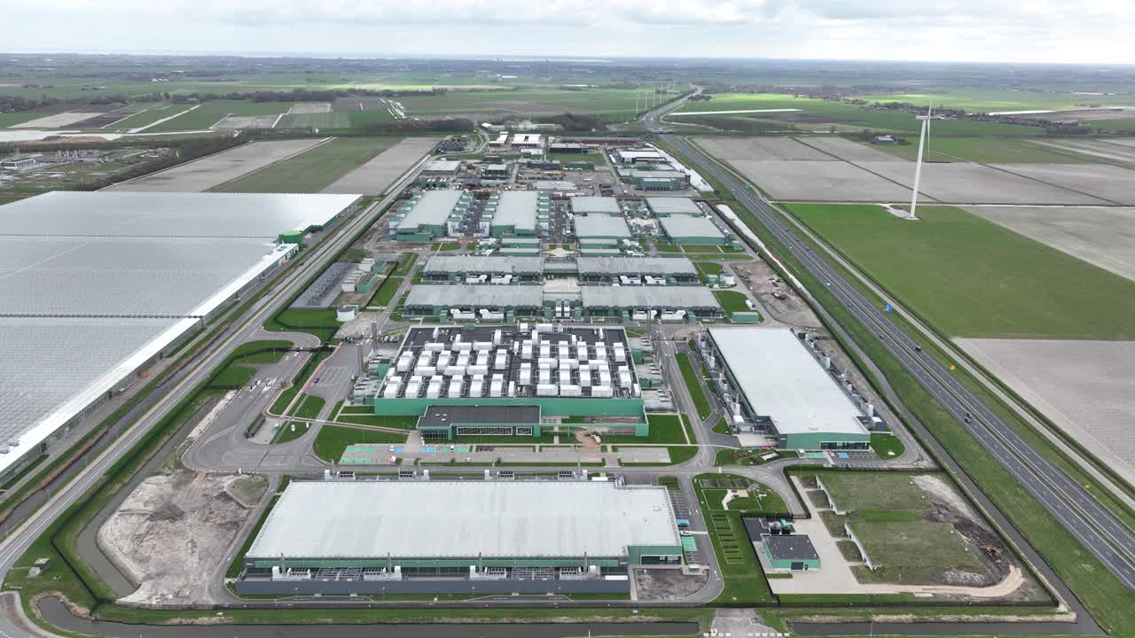 荷兰米登米尔阿格里波特的大型数据中心空中无人机视图。在云、人工智能AI应用和荷兰的数据流量基础设施方面。无人机航拍图。