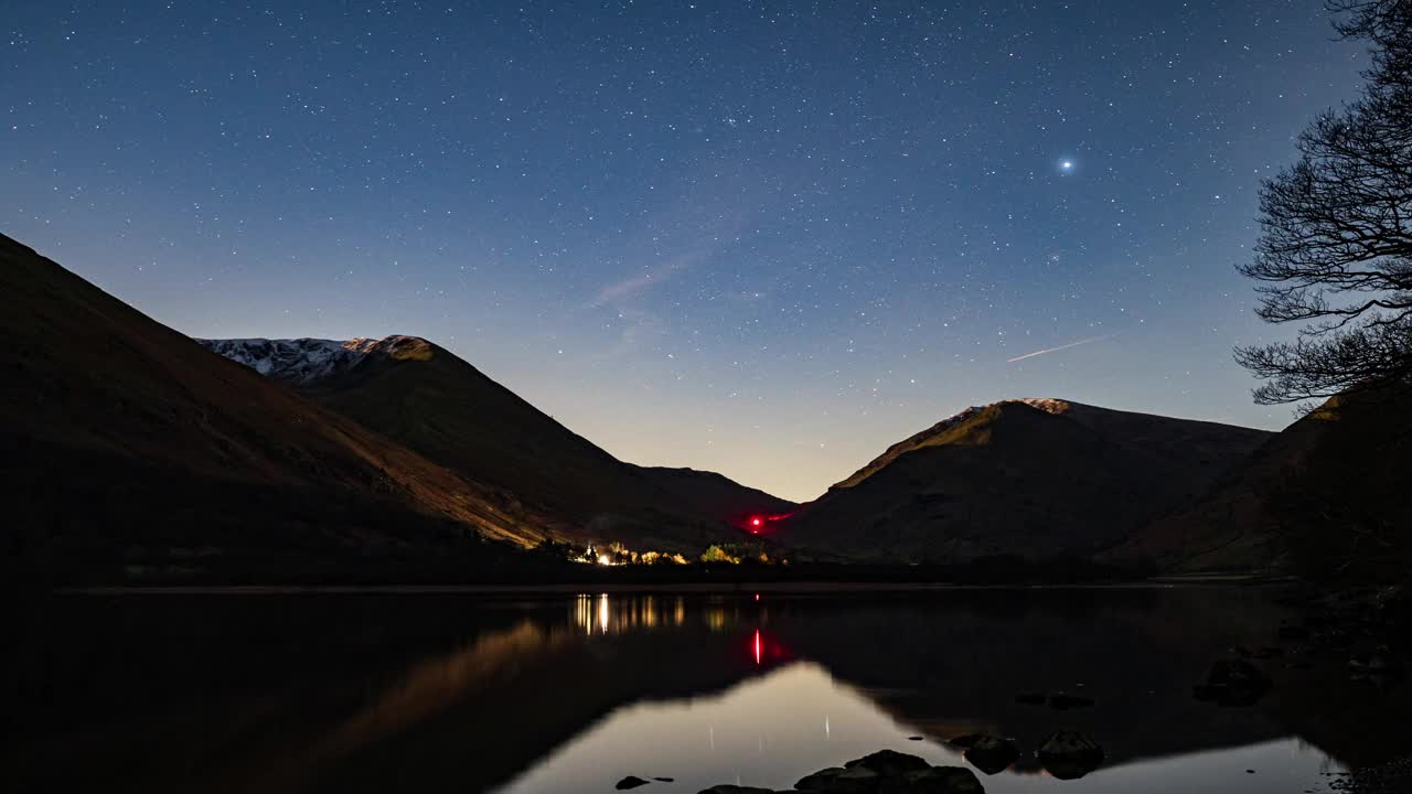 英国湖区兄弟沃特的夜空延时，月亮从相机中升起，照亮了山丘