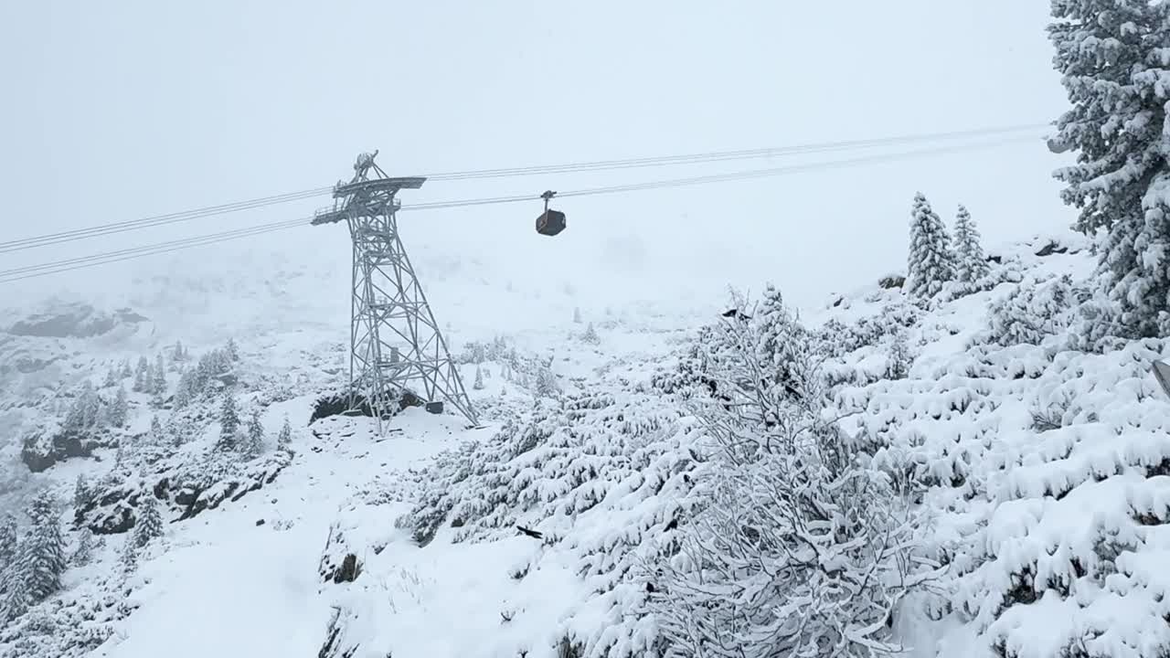 初雪下雪暴风雪10月11月秋天秋天白出来缆车缆车乘坐斯图拜斯图拜塔尔冰川滑雪胜地蒂罗尔因斯布鲁克奥地利欧洲阿尔卑斯小道下山平底锅左