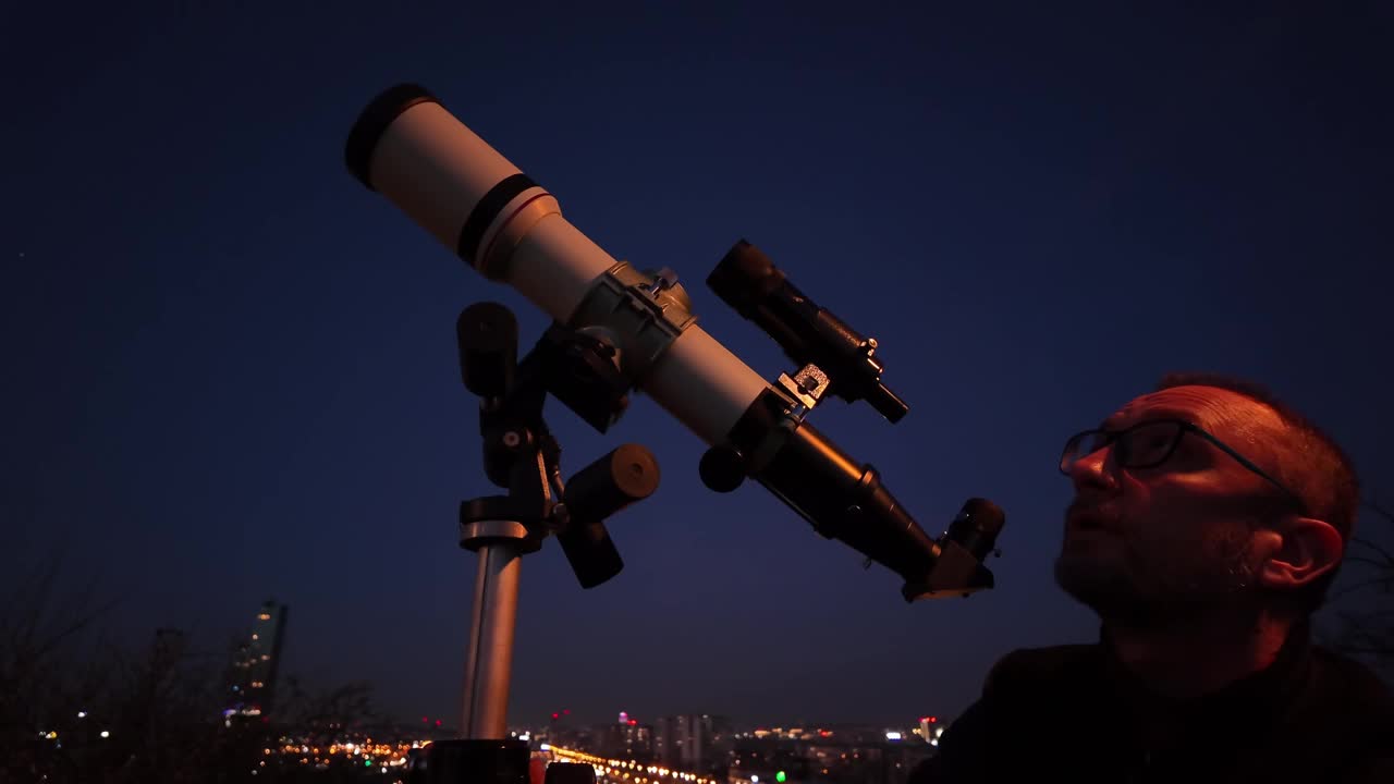 业余天文学家在市区用望远镜观察夜空，观测行星、恒星、月亮和其他天体。