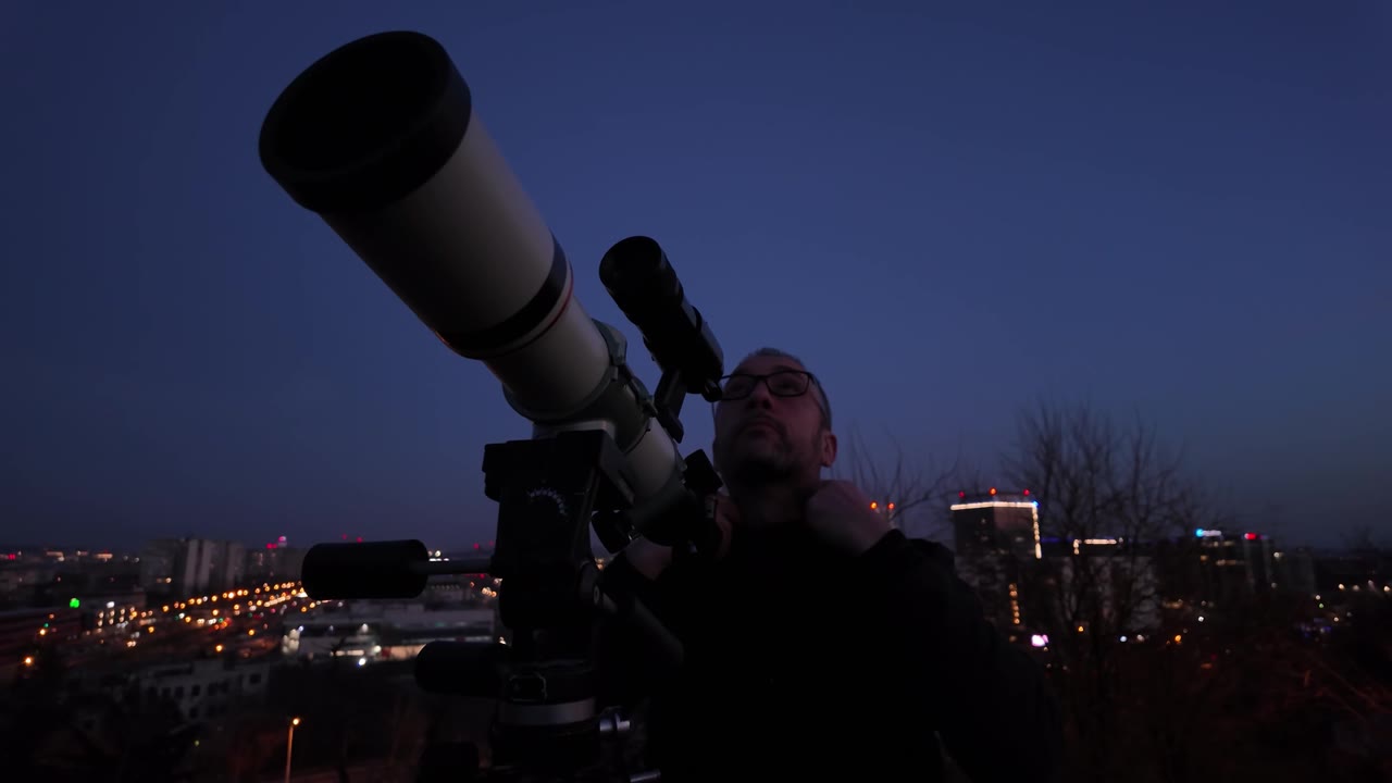 详情图-业余天文学家在市区用望远镜观察夜空，观测行星、恒星、月亮和其他天体。