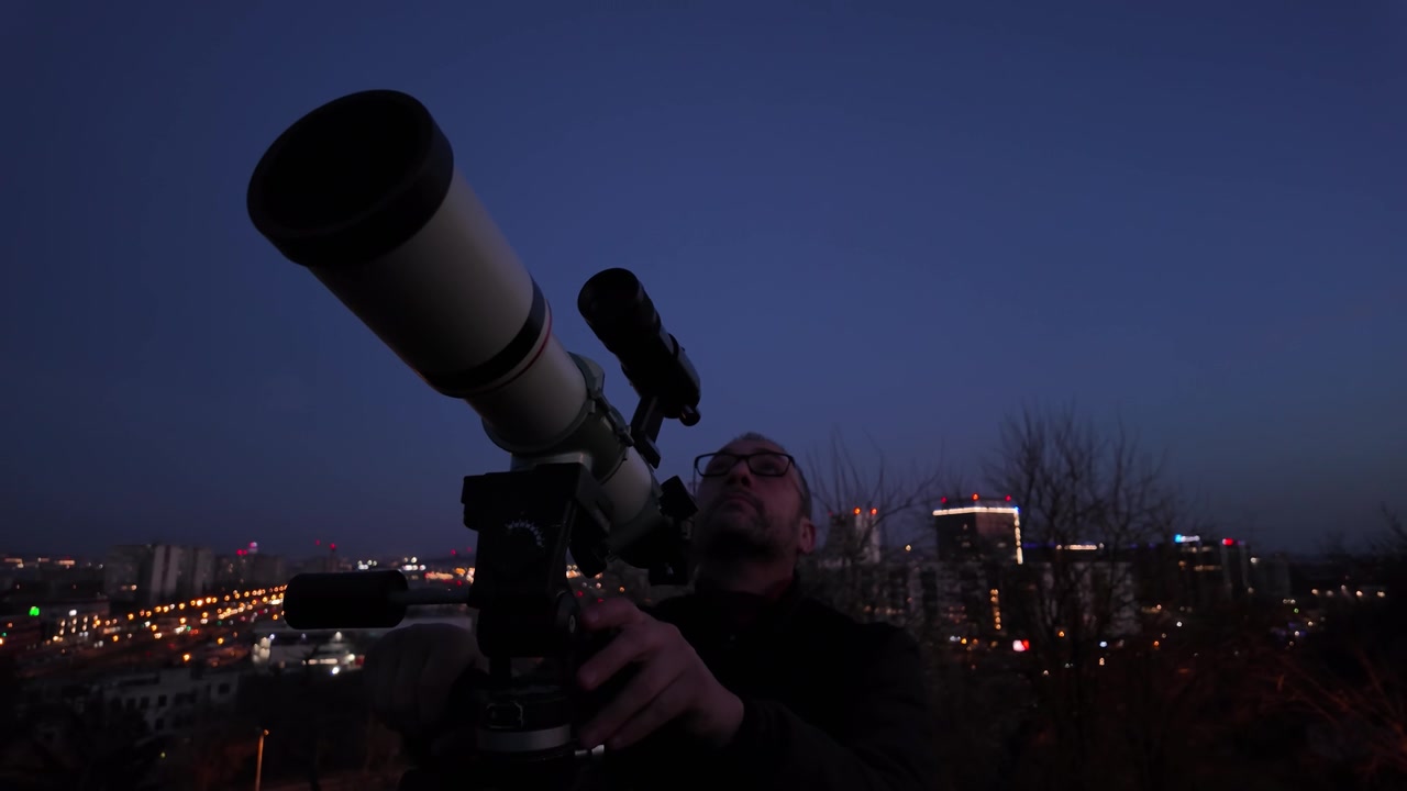 详情图-业余天文学家在市区用望远镜观察夜空，观测行星、恒星、月亮和其他天体。