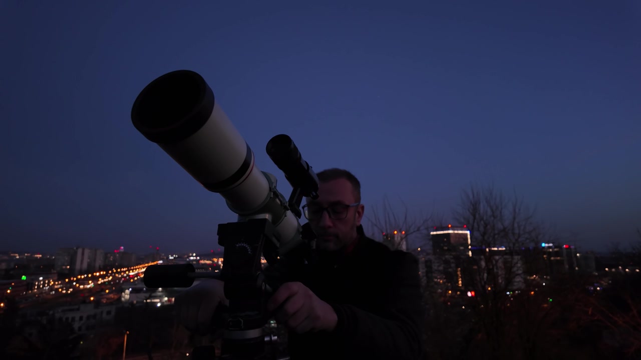 详情图-业余天文学家在市区用望远镜观察夜空，观测行星、恒星、月亮和其他天体。