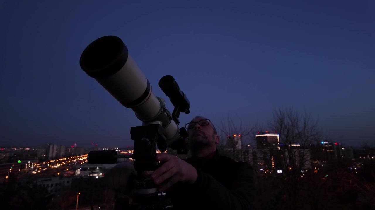 详情图-业余天文学家在市区用望远镜观察夜空，观测行星、恒星、月亮和其他天体。