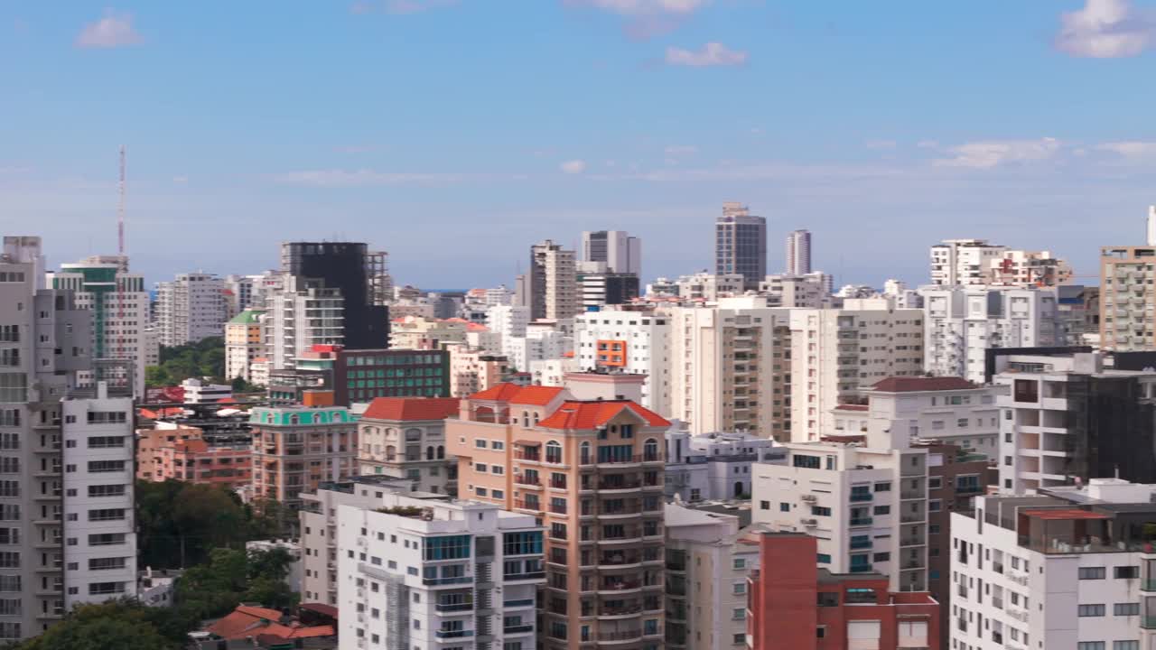 圣多明各市区全景图。在一个阳光明媚的日子里，大城市里有许多摩天大楼和办公楼