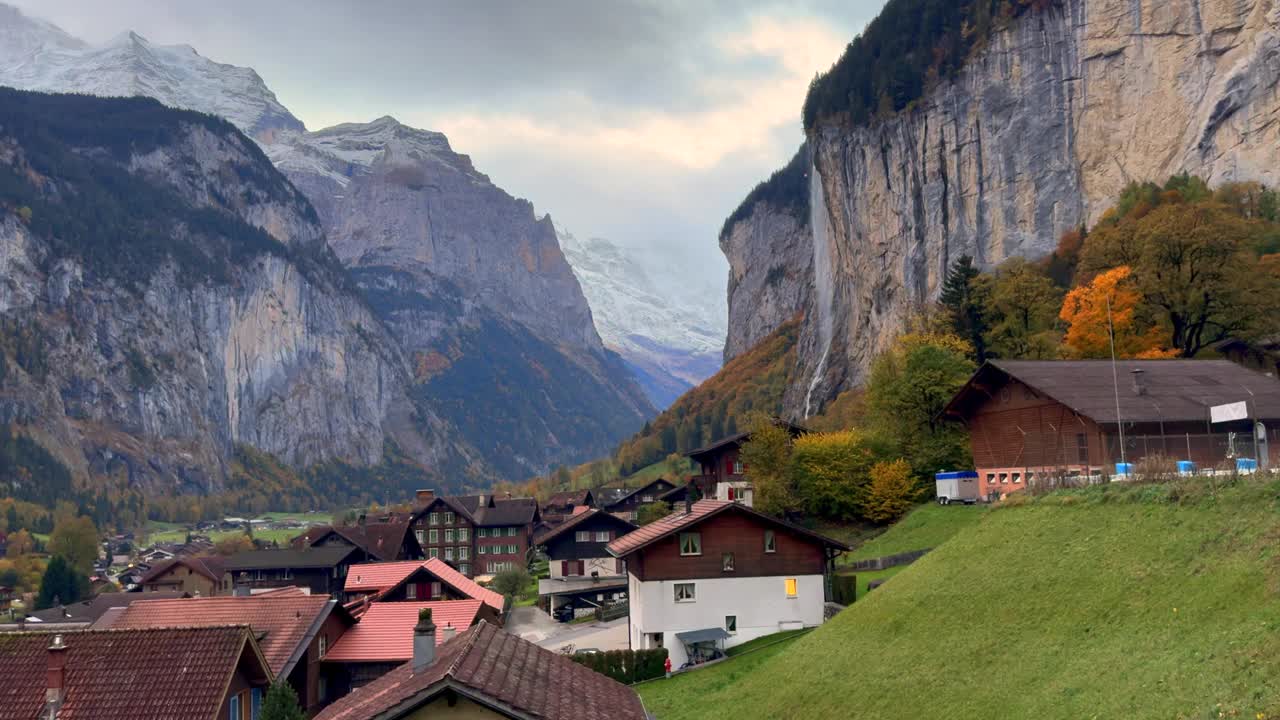 Staubbach瀑布Lauterbrunnen瑞士瑞士阿尔卑斯山谷村庄Jungfrangu Grindelwalk因特拉肯伯尔尼阿尔卑斯山日落黄金时间秋天十月秋天的颜色冰川巨大的岩石面静态