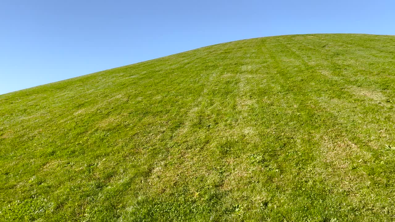 田园诗般的绿草青山，湛蓝的天空