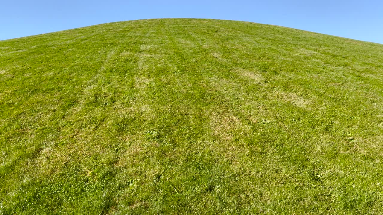 田园诗般的绿草青山，湛蓝的天空