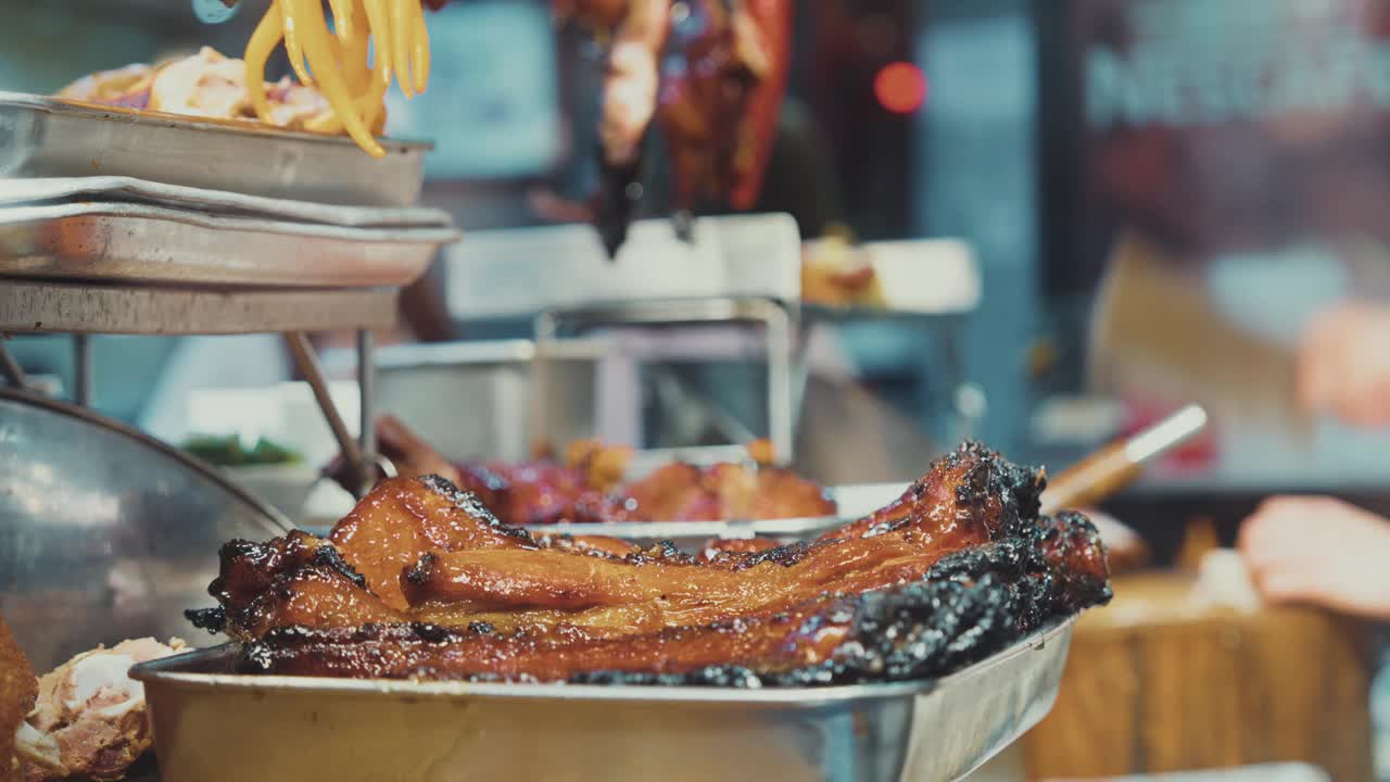 香港街头小吃，烤鸭，烧鹅，烤红猪肉，甜猪肉，流行在香港餐厅菜单