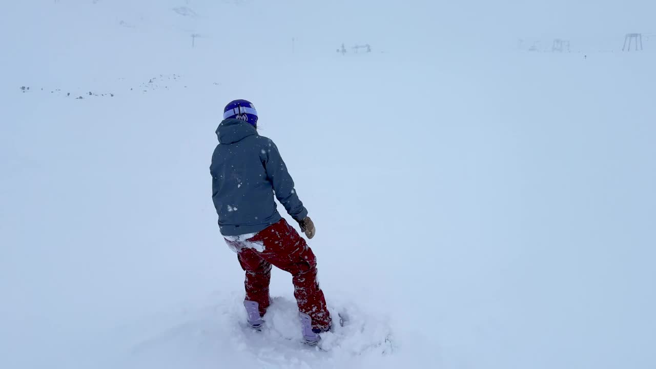 早期的季节暴风雪白色的深粉新鲜的雪跟随滑雪板滑雪板下山斜坡定期雕刻转弯斯图拜冰川滑雪场奥地利阿尔卑斯山十月十一月新鲜的轨道