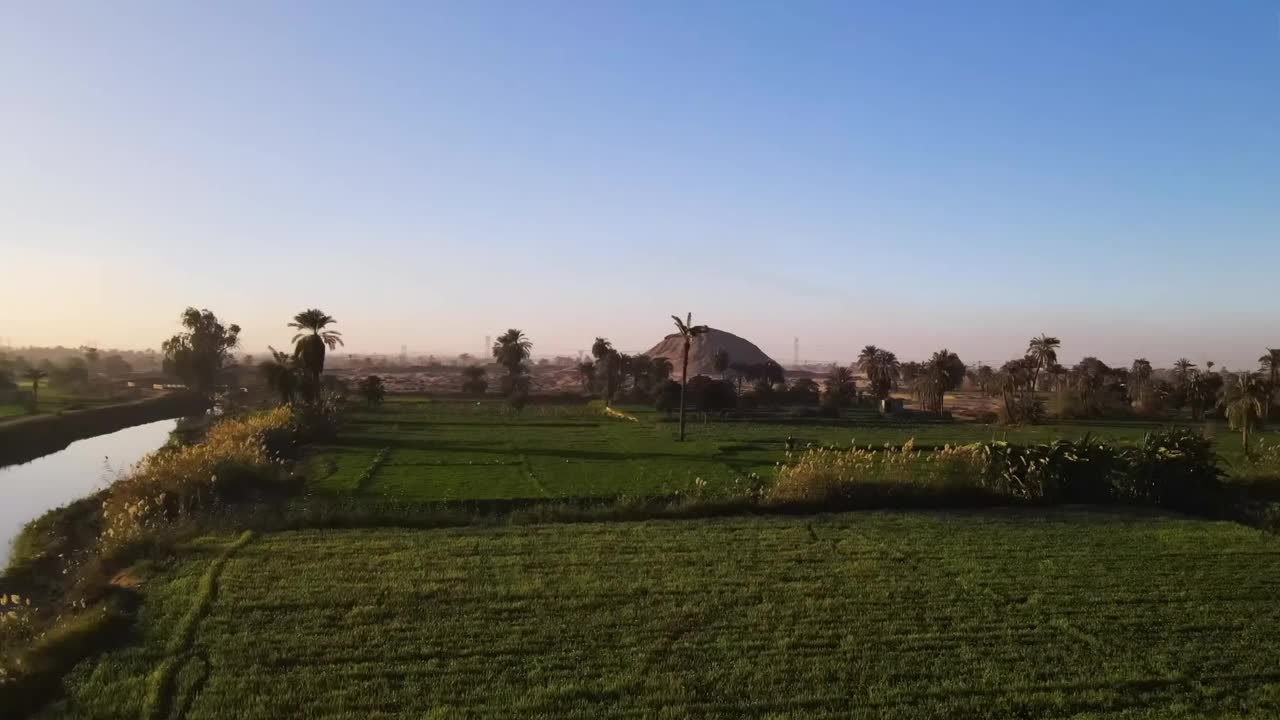从空中俯瞰卢克索青翠的平原，那里郁郁葱葱的风景与尼罗河两岸持久的肥沃相呼应。