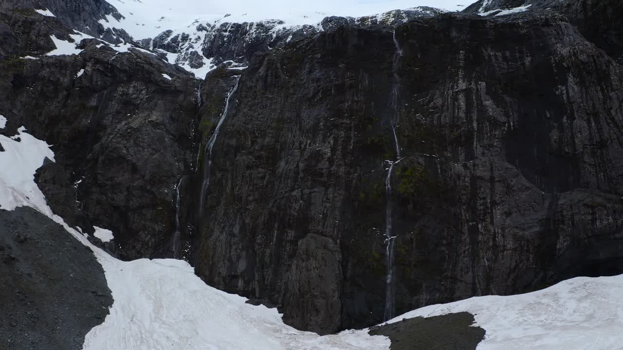 新西兰南岛峡湾，一座岩石覆盖的雪山的回拉天线