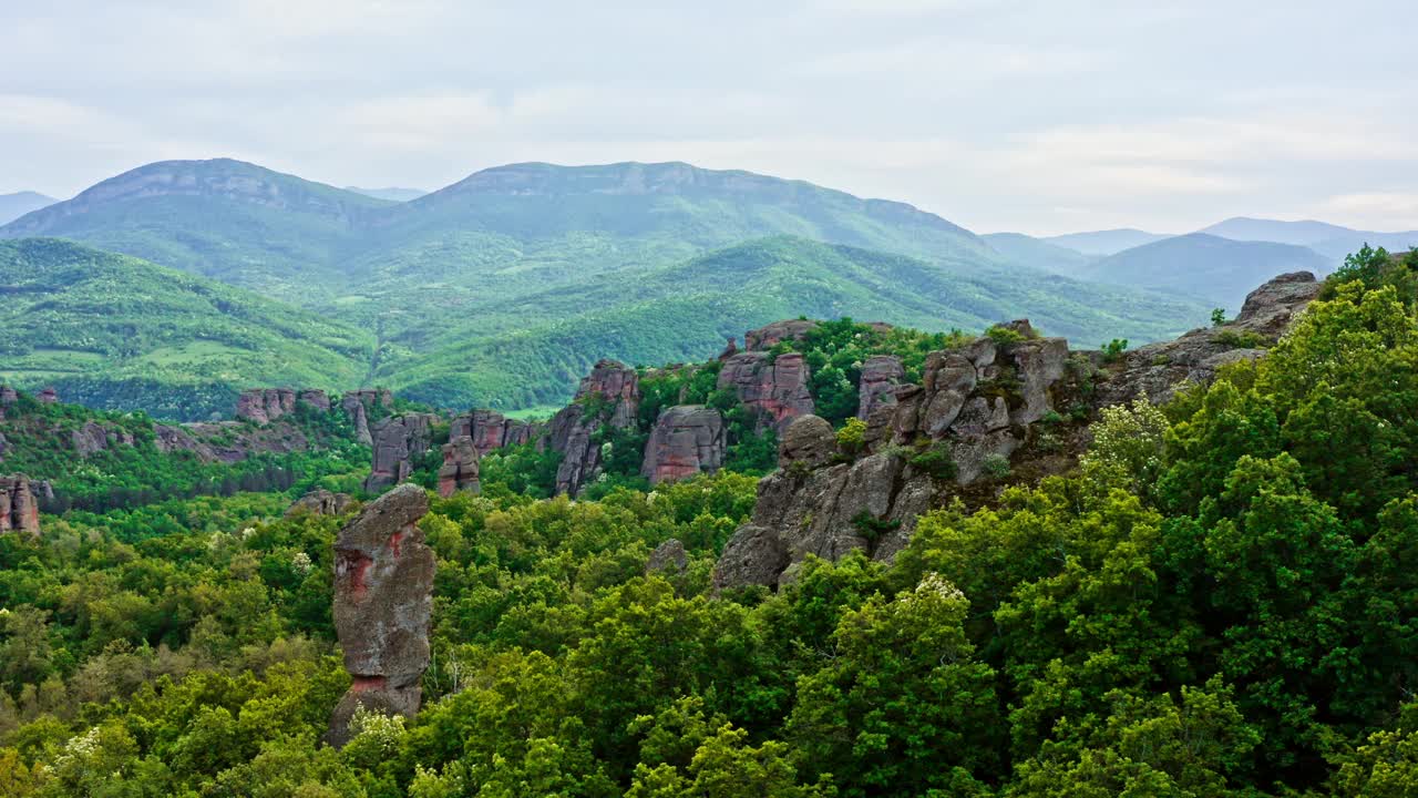 Belogradchik岩层在美丽的保加利亚森林景观，无人机拍摄