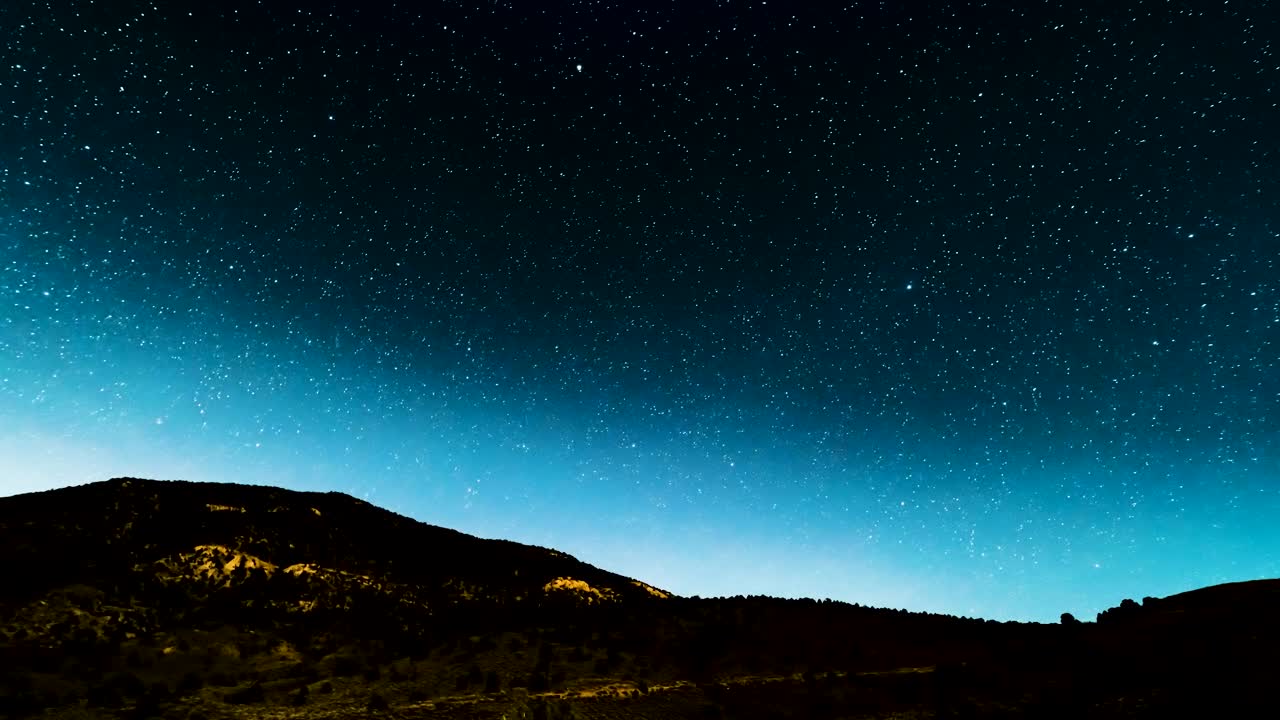 随着银河的核心在风景的剪影上升起，星光闪烁的暮色变暗了